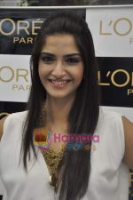 Sonam Kapoor at the launch of Spring Summer 2010 look Golden Girl in Mumbai on 14th March 2010 (29).JPG